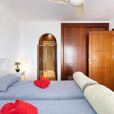 Attic Vistas Mit Wunderschoenem Meerblick By Interhome Lejlighed